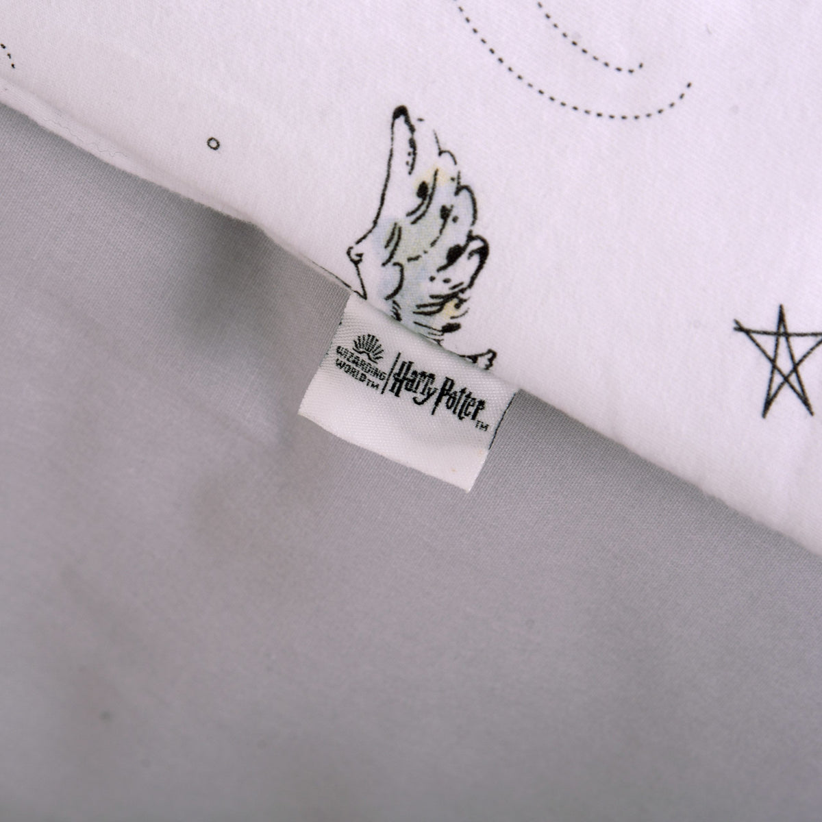 Gewebtes Harry-Potter-Label und Hedwig auf dem Schlafoverall