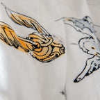Goldener Schnatz und ein Knopf der Knopfleiste am Flanell-Bettbezug