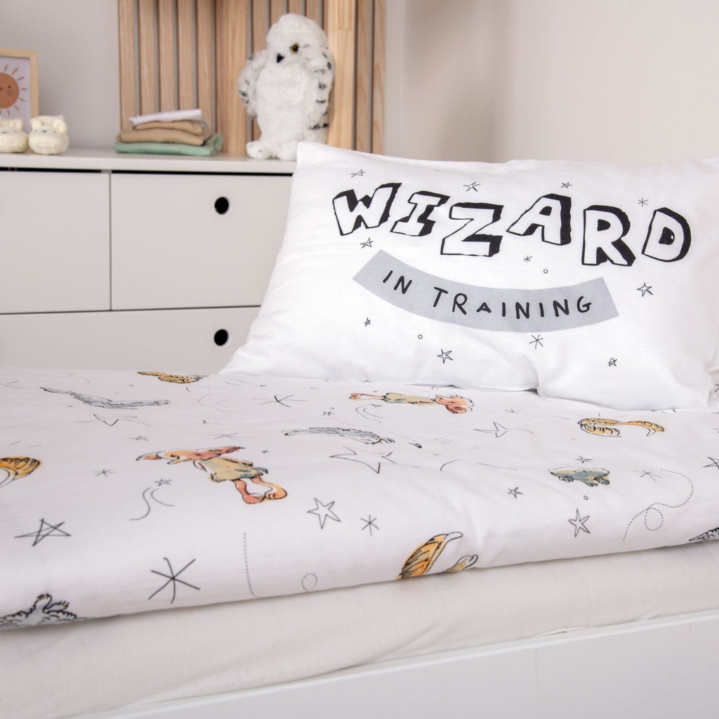 Kissen mit Schriftzug „Wizard in Training“ auf dem Flanell-Bettbezug mit Dobby und Schnatz