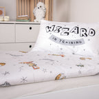 Kissen mit Schriftzug „Wizard in Training“ auf dem Flanell-Bettbezug mit Dobby und Schnatz