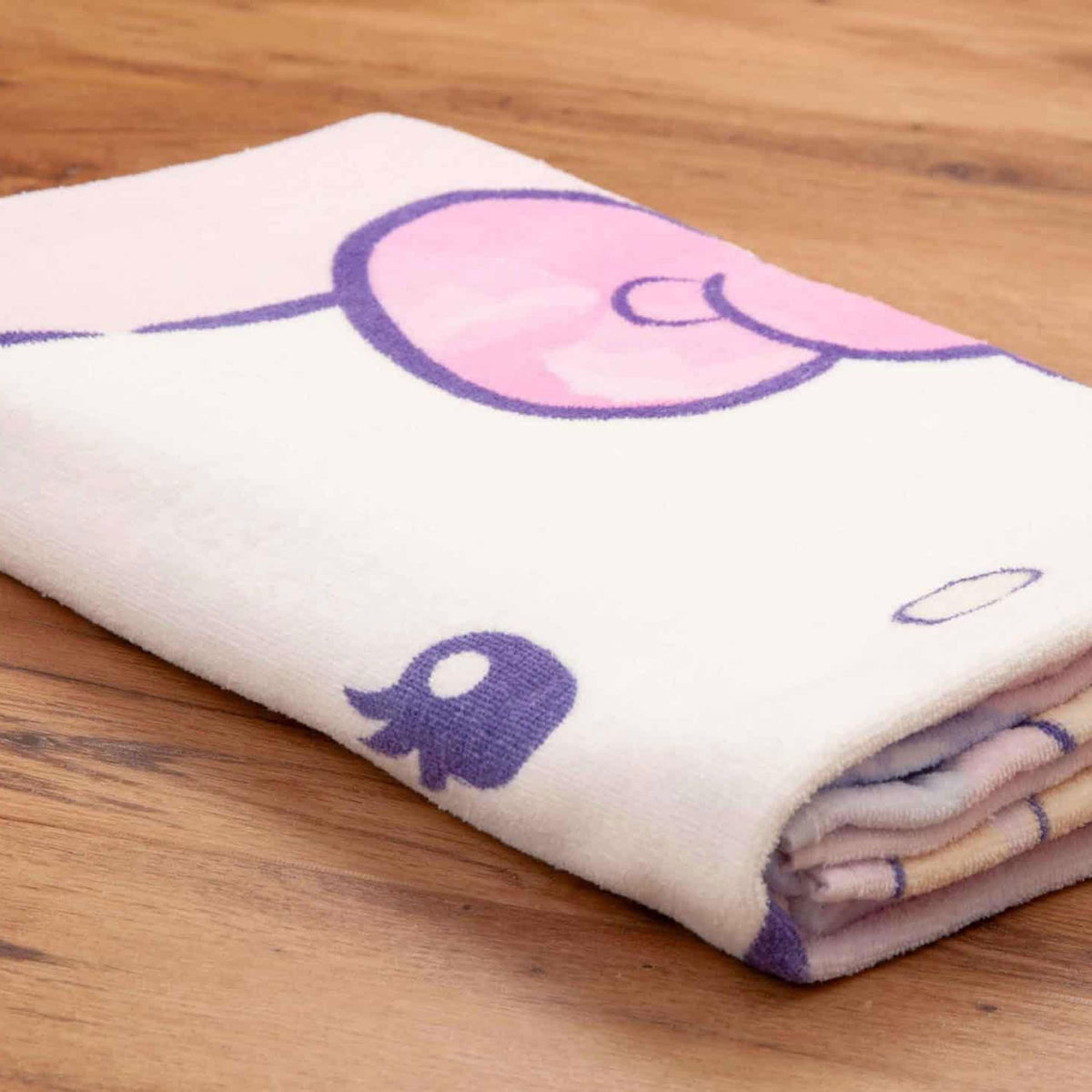 Gefaltetes Hello Kitty Badetuch mit der rosa Schleife in Nahaufnahme