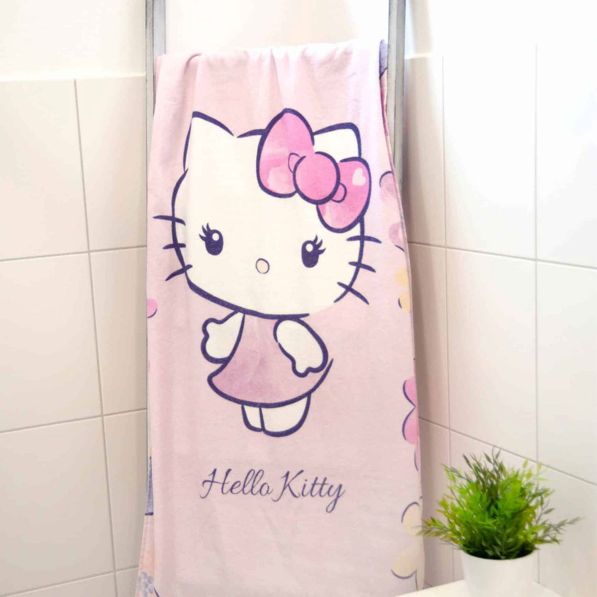 Hello Kitty Badetuch ‘Flower’ über einer Leiter im Badezimmer