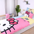 Hello Kitty Bettwäsche ‘Sweet Dreams’ auf einem Bett, Nahaufnahme der Farbblöcke mit roter Schleife