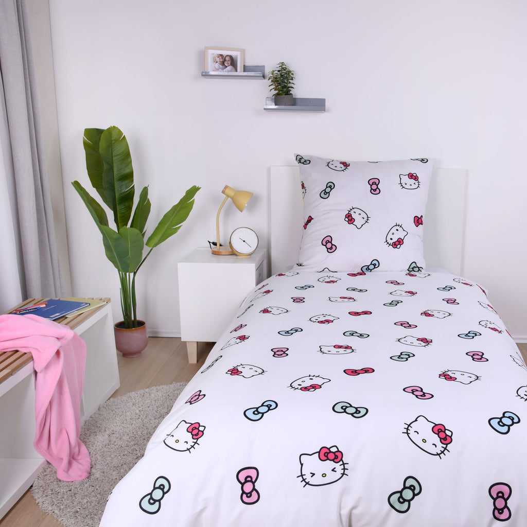 Weiße Wendeseite der Hello Kitty Bettwäsche ‘Sweet Dreams’ mit kleinen Kitty-Köpfen und Schleifen