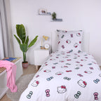 Weiße Wendeseite der Hello Kitty Bettwäsche ‘Sweet Dreams’ mit kleinen Kitty-Köpfen und Schleifen