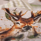 Nahaufnahme des Hirschkopfs in Aquarell auf dem Bettbezug