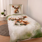 Home Edition Bettwäsche ‘Hirsch’ auf einem weißen Bett, Hirschkopf auf Bettbezug und Kissen