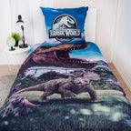 Jurassic World Bettwäsche ‘Dino Adventure’ auf einem Einzelbett, Kissen mit Jurassic-World-Logo