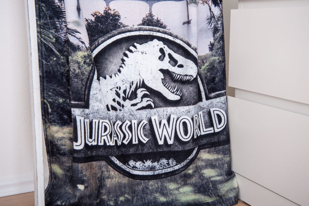 Jurassic World Logo auf dem Handtuch in Nahaufnahme