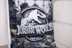 Jurassic World Logo auf dem Handtuch in Nahaufnahme