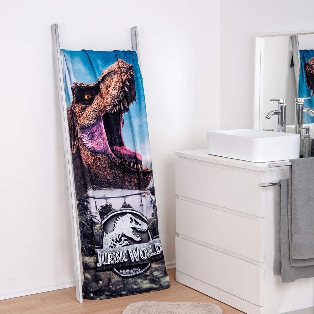 Jurassic World Handtuch ‘Dino Adventure’ über einer Leiter im Badezimmer