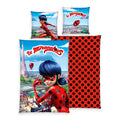 Miraculous Bettwäsche ‘Dots’: Ladybug vor dem Eiffelturm mit Schriftzug Be Miraculous, Wendeseite rot mit schwarzen Punkten