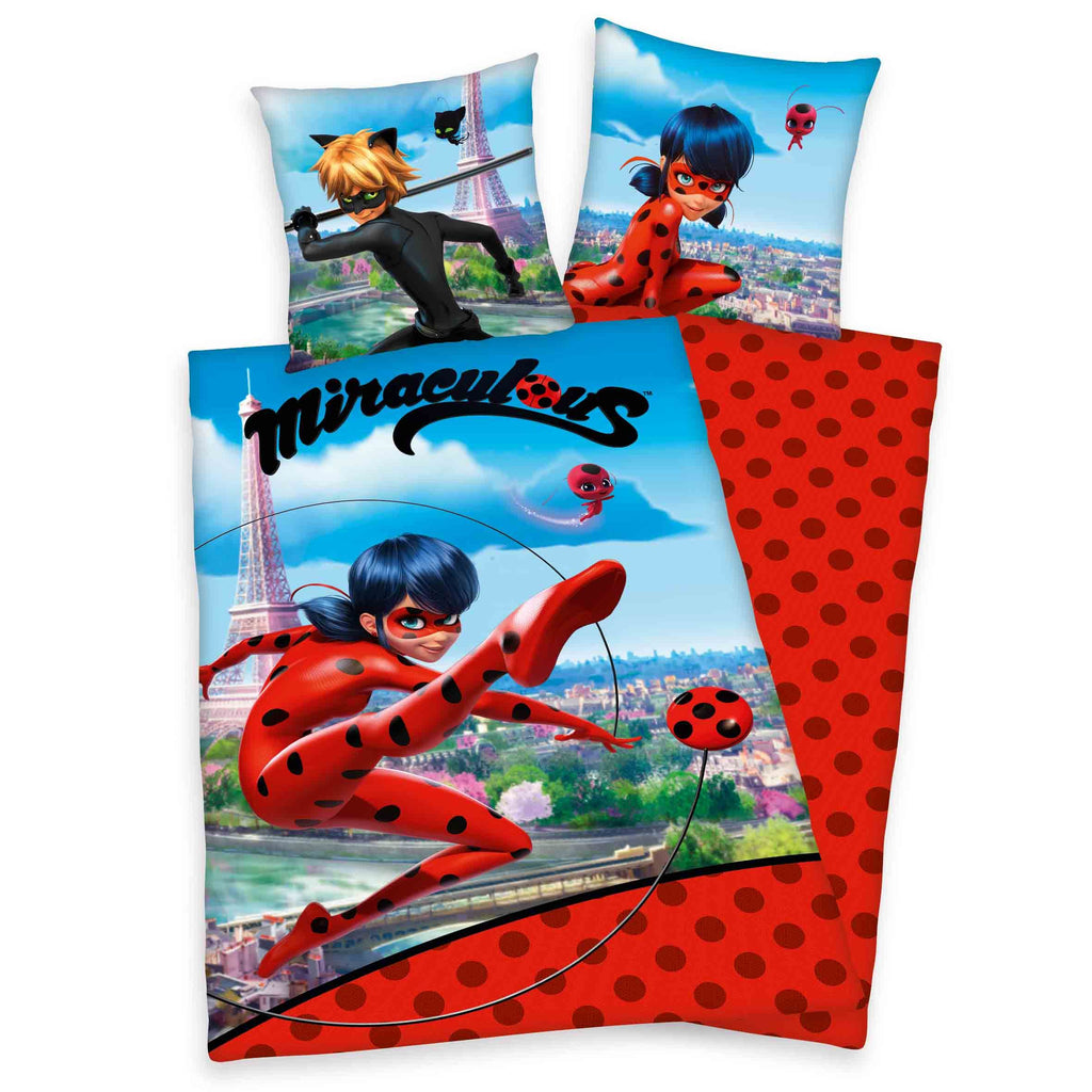 Miraculous Bettwäsche-Set ‘Ladybug & Cat Noir’ 135 x 200 cm: Bettbezug mit Ladybug über Paris, Wendeseite rot mit schwarzen Punkten, Kissen 80 x 80 cm mit Cat Noir und Ladybug