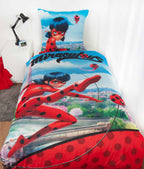 Miraculous Bettwäsche ‘Ladybug & Cat Noir’ auf einem Bett
