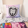 Kissen mit Monster-High-Wappen auf Lila und graue Wendeseite auf einem Bett