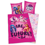 My Little Pony Bettwäsche-Set ‘Future’ 135 x 200 cm: Bettbezug pink mit Ponys und Schriftzug We are the Future, Wendeseite weiß mit Pony-Zeichnungen, Kissen 80 x 80 cm mit Logo