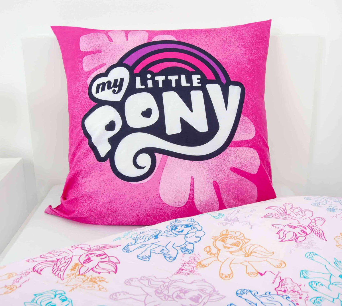 Kissen mit My-Little-Pony-Logo auf Pink und weiße Wendeseite mit Ponys