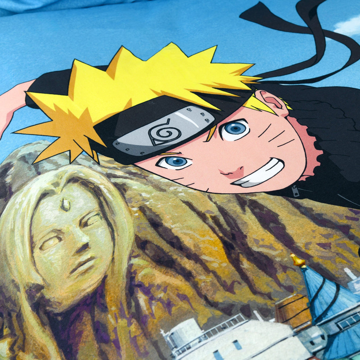 Nahaufnahme von Naruto vor den Hokage-Felsen auf dem Bettbezug