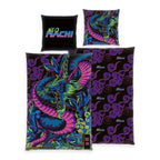 Neomachi Bettwäsche-Set ‘Drache’ 135 x 200 cm: Bettbezug schwarz mit Neon-Drache in Pink, Blau und Grün, Wendeseite mit lila Wolken, Kissen 80 x 80 cm mit Schriftzug