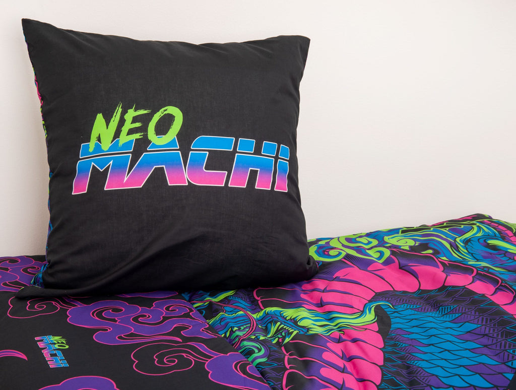Kissen 80 x 80 cm mit Neo-Machi-Schriftzug in Neonfarben auf Schwarz