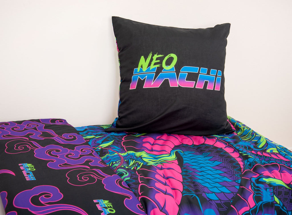 Kissen mit Neo-Machi-Schriftzug auf dem Bettbezug mit Neon-Drache