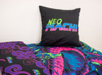 Kissen mit Neo-Machi-Schriftzug auf dem Bettbezug mit Neon-Drache