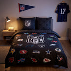 NFL Bettwäsche ‘All Teams’ auf einem Bett im Jugendzimmer mit Wimpel und Trikot