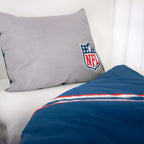 Kissen 80 x 80 cm der NFL Bettwäsche ‘Classic’ mit kleinem Shield auf Grau und blauer Wendeseite