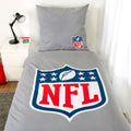 NFL Bettwäsche ‘Classic’ auf einem Einzelbett, großes Shield auf Grau