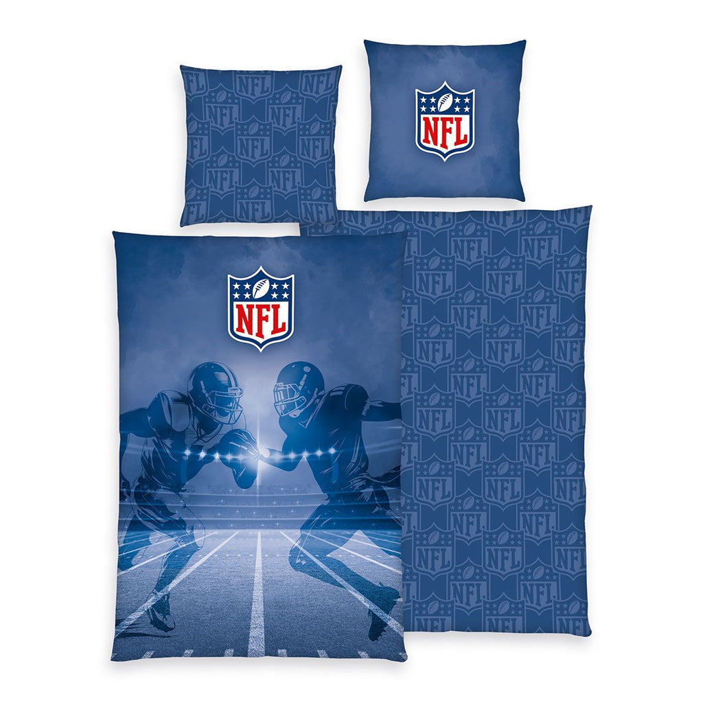 NFL Bettwäsche-Set ‘Game Time’ 135 x 200 cm: Bettbezug blau mit zwei Spielern im Flutlicht und NFL-Shield, Wendeseite dunkelblau Ton in Ton, Kissen 80 x 80 cm