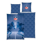 NFL Bettwäsche-Set ‘Game Time’ 135 x 200 cm: Bettbezug blau mit zwei Spielern im Flutlicht und NFL-Shield, Wendeseite dunkelblau Ton in Ton, Kissen 80 x 80 cm