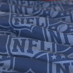 Nahaufnahme des Ton-in-Ton-Shield-Musters auf der Wendeseite der NFL Bettwäsche ‘Game Time’
