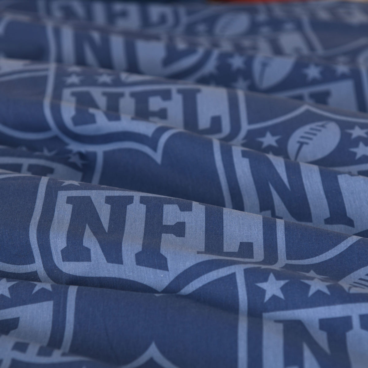 Nahaufnahme des Ton-in-Ton-Shield-Musters auf der Wendeseite der NFL Bettwäsche ‘Game Time’