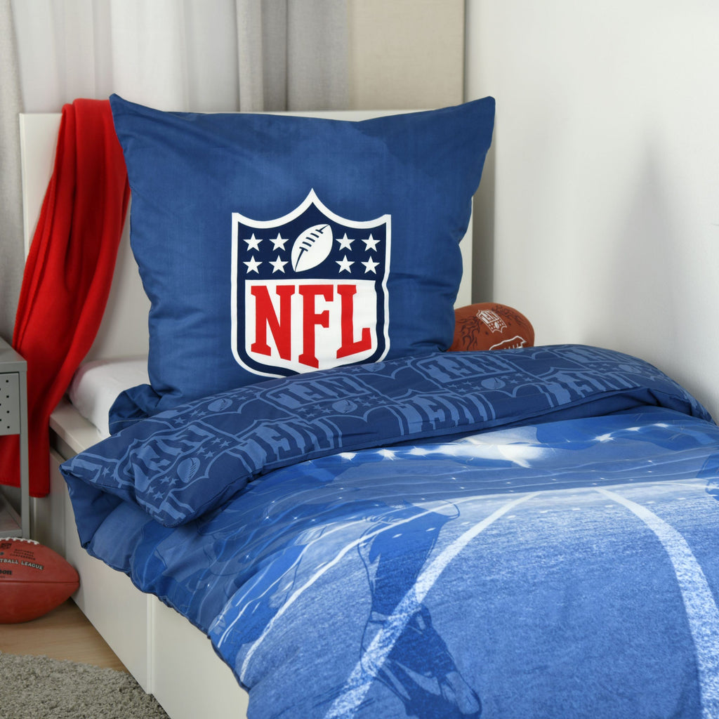 NFL Bettwäsche ‘Game Time’ mit Kissen und Wendeseite auf einem Bett