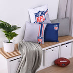 NFL Dekokissen-Set ‘Classic’ auf einer Holzbank mit Decke und Football, Vorderseiten der drei Kissen