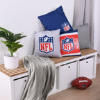 NFL Dekokissen-Set ‘Classic’ auf einer Holzbank, Rückseiten der drei Wendekissen