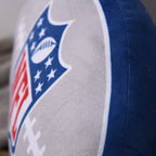 NFL-Shield und dunkelblauer Rand des Formkissens ‘Classic’ in Nahaufnahme