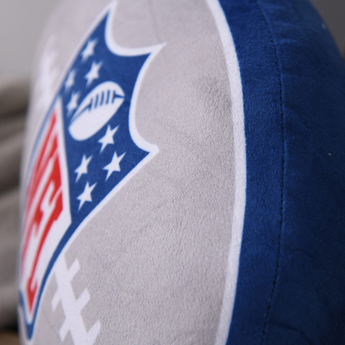 NFL-Shield und dunkelblauer Rand des Formkissens ‘Classic’ in Nahaufnahme
