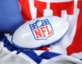 NFL Formkissen ‘Classic’ auf einer rot-weiß-blauen Decke