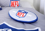 NFL Formkissen ‘Classic’ auf einem Bett mit grau-blauer NFL-Bettwäsche