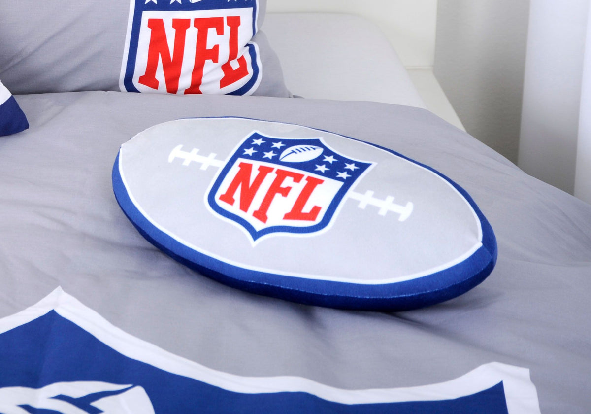 NFL Formkissen ‘Classic’ auf einem Bett mit grau-blauer NFL-Bettwäsche