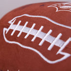 Nahaufnahme der gestickten Schnürung auf dem NFL Football-Kissen
