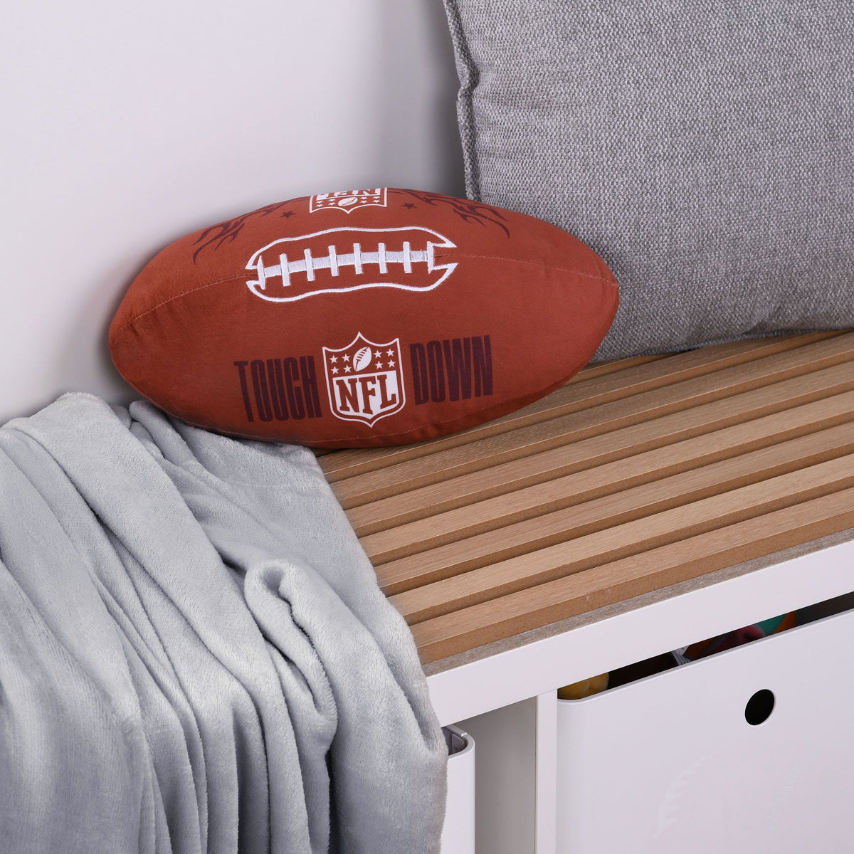 NFL Formkissen ‘Football’ mit Touchdown-Schriftzug, Nahansicht auf der Bank