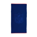NFL Handtuch ‘Carved’ in Blau 80 x 150 cm: NFL-Shield Ton in Ton auf Dunkelblau, rote Kante an den Enden