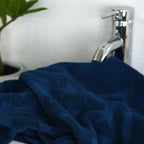 Relief des NFL-Shields im dunkelblauen Frottier am Waschbecken