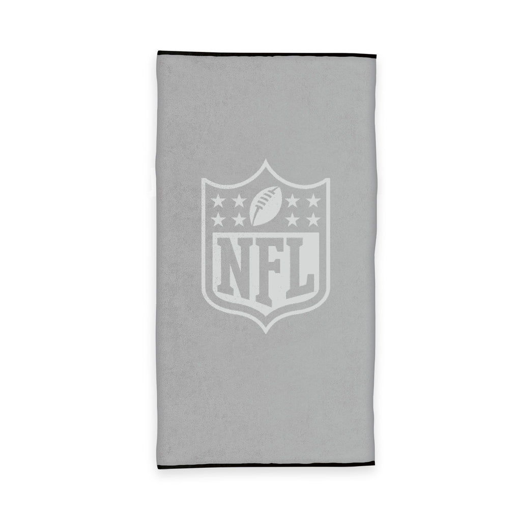 NFL Handtuch ‘Carved’ in Grau 80 x 150 cm: NFL-Shield Ton in Ton, schwarze Kante an den Enden