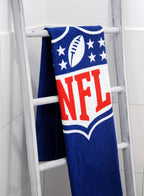 NFL Handtuch ‘Classic’ gefaltet über einer Leiter, Shield-Logo im Detail