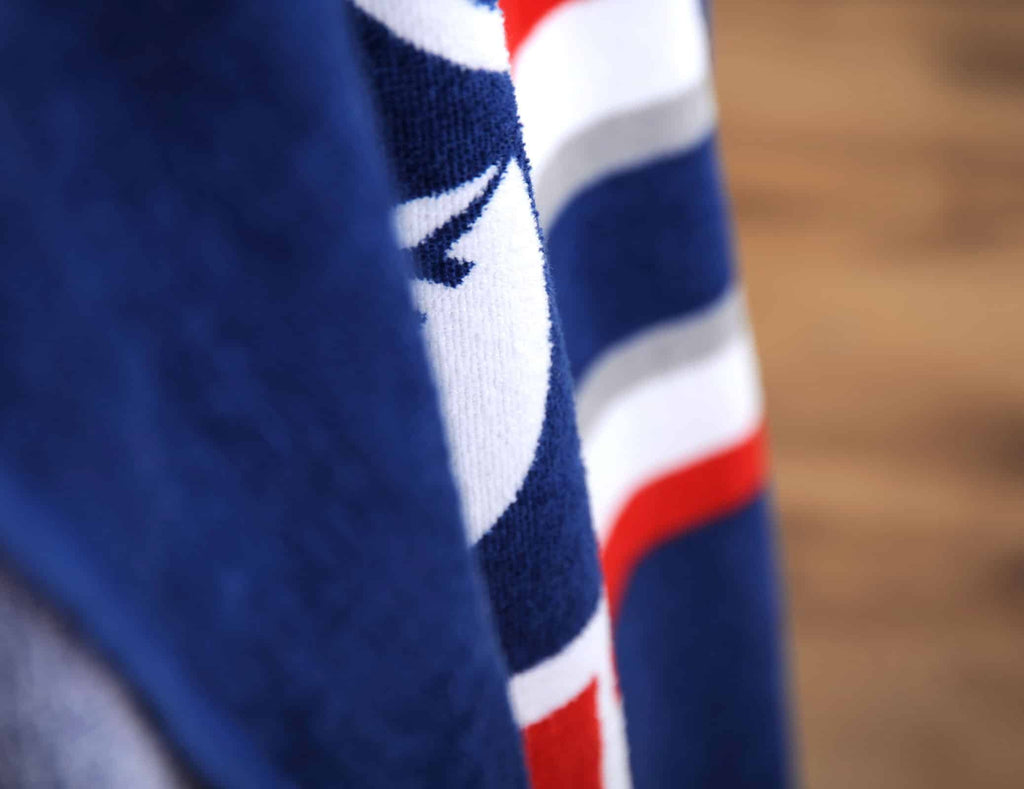 Nahaufnahme der Streifen und des Frottiers des NFL Handtuchs