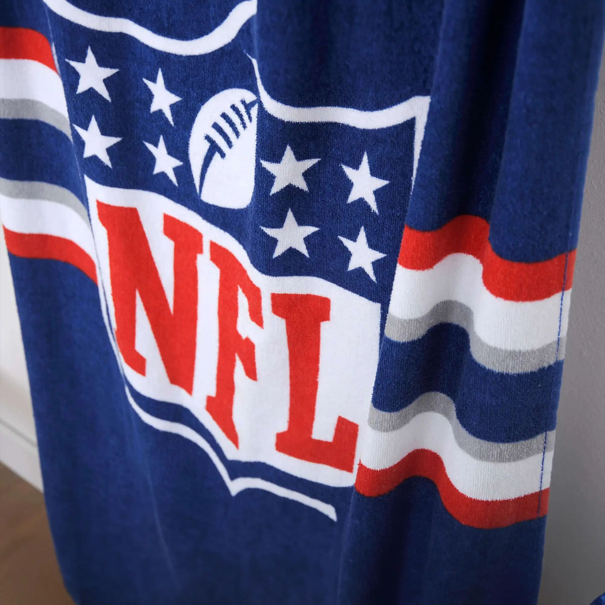 Nahaufnahme des NFL-Shields mit Sternen und Streifen auf dem Handtuch