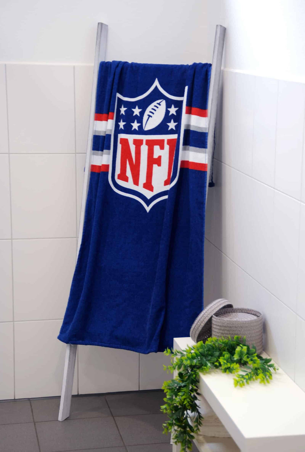 NFL Handtuch ‘Classic’ über einer Leiter im Badezimmer